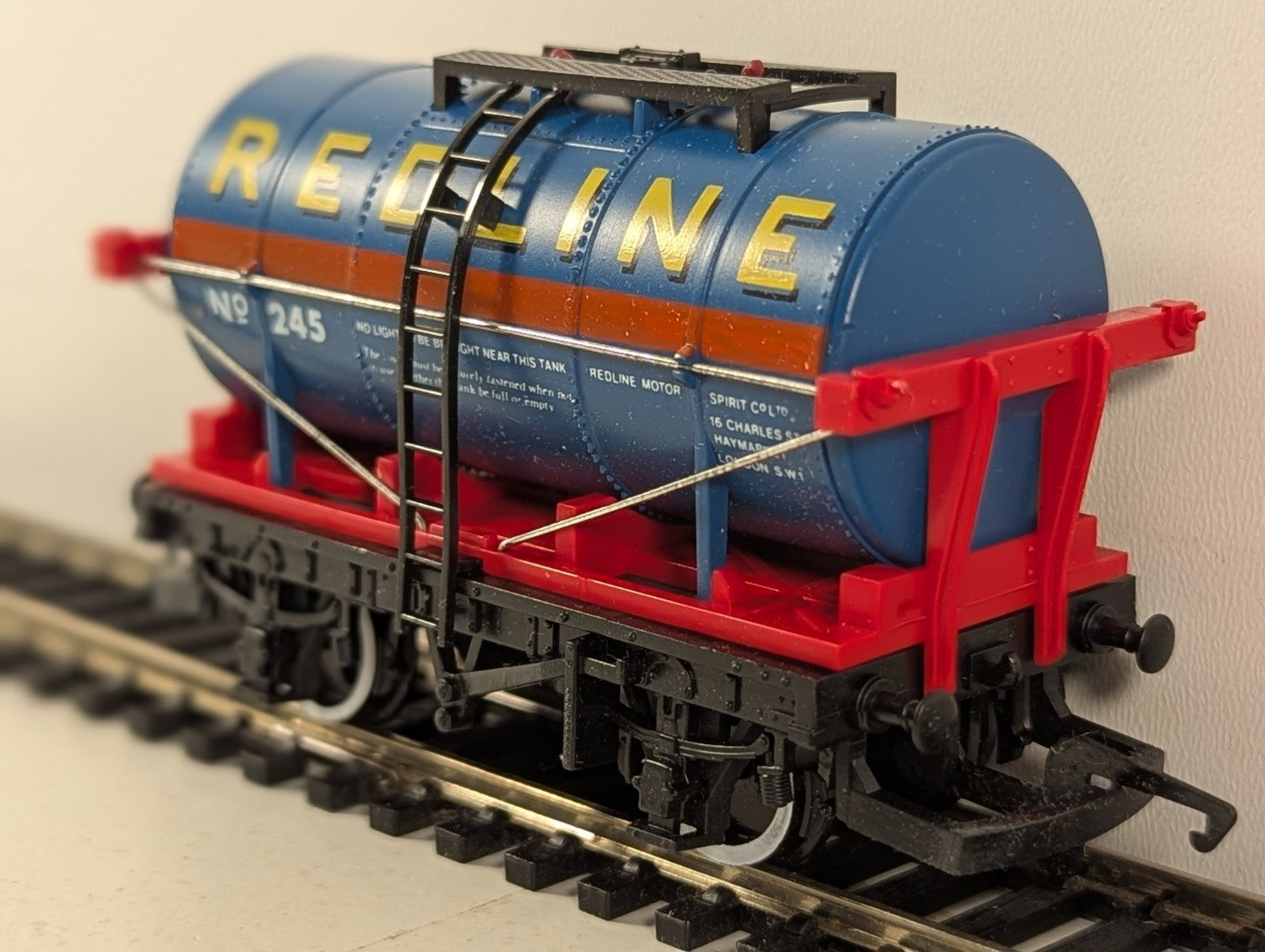 Hornby OO Gauge Redline Tank Wagon 245 R.129