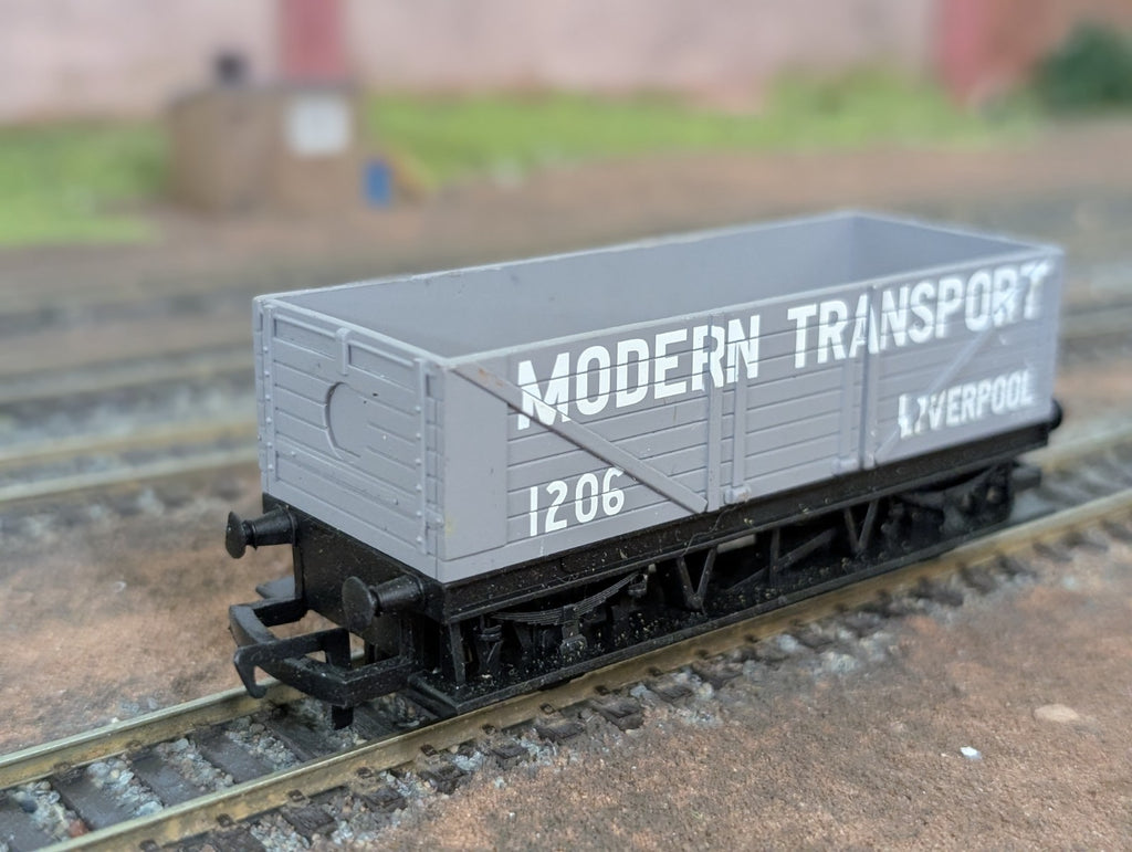 Hornby OO Gauge 8-Plank Open Wagon Modern Transport BR Grey
