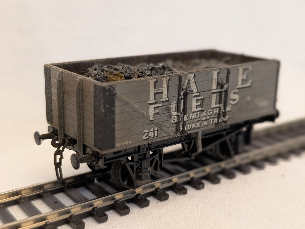Airfix OO Gauge 7 Plank Wagon Hale Fuels Goods Wagon 241 Hale Fuels