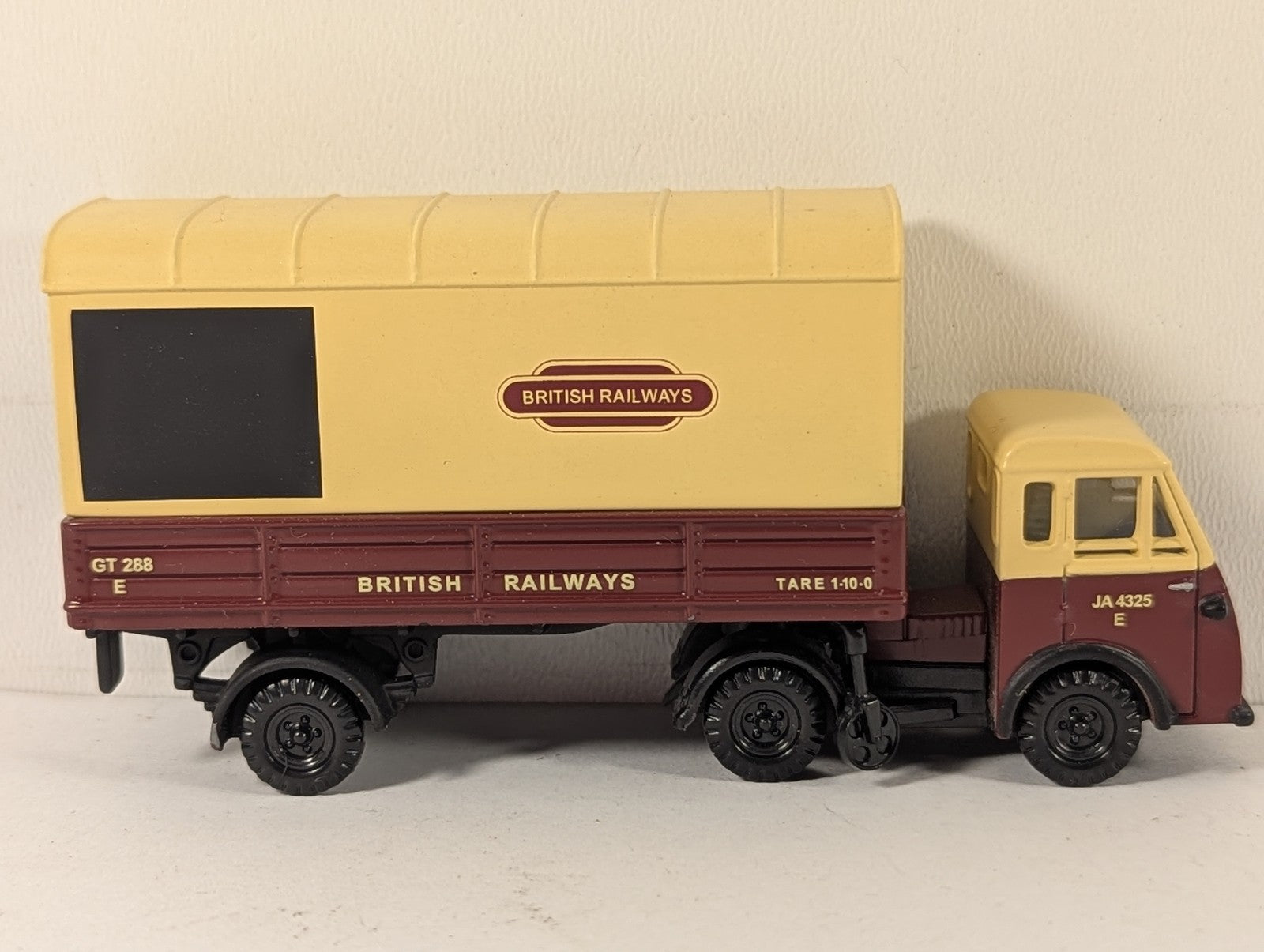 Classix OO Gauge Jensen Jen-Tug with Parcel Van Trailer Die-cast Vehicle