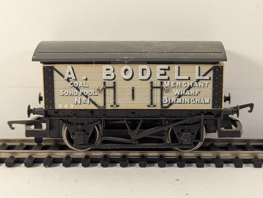 Hornby OO Gauge A. Bodell 7-Plank Wagon Goods Wagon 1 A. Bodell Cream R014