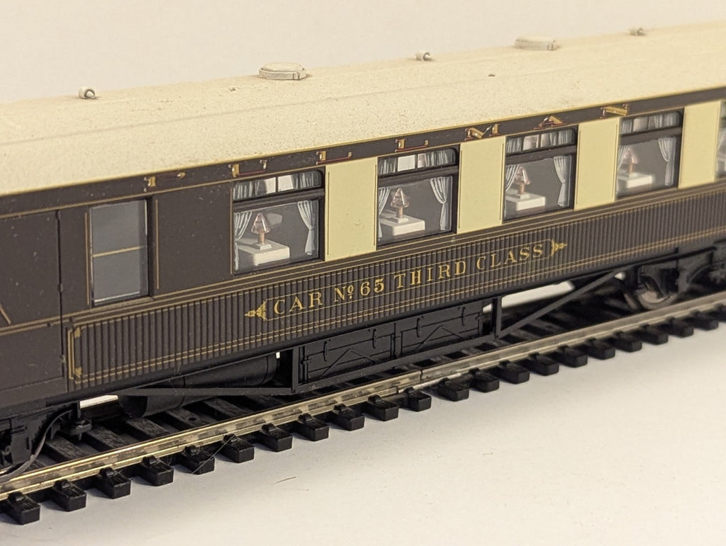 Hornby OO Gauge Pullman Third Class Brake Car No. 65 Passenger Coach - Lights Up