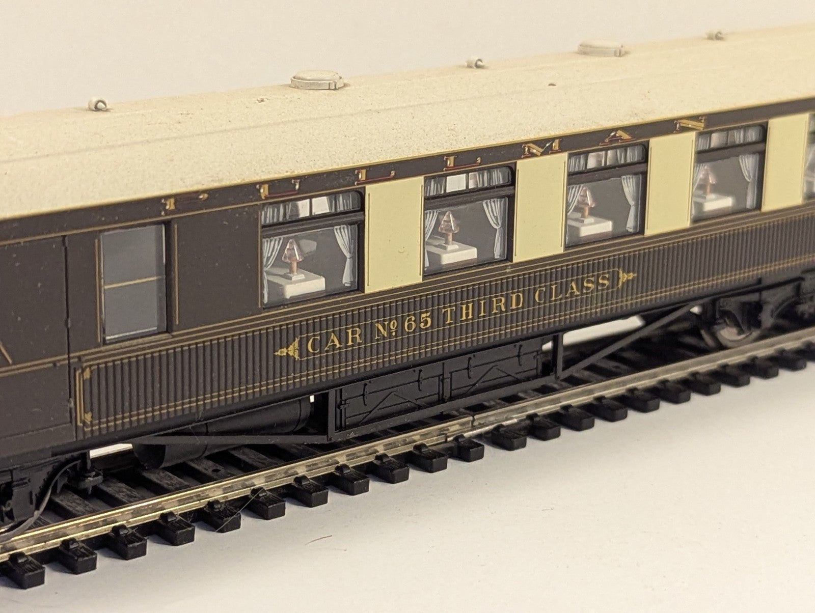Hornby OO Gauge Pullman Third Class Brake Car No. 65 Passenger Coach - Lights Up