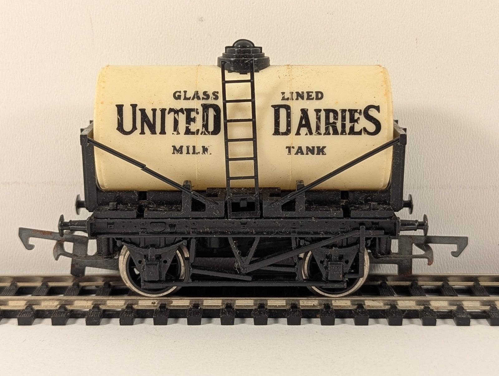 Tri-ang OO Gauge United Dairies Milk Tank Wagon Goods Wagon R127