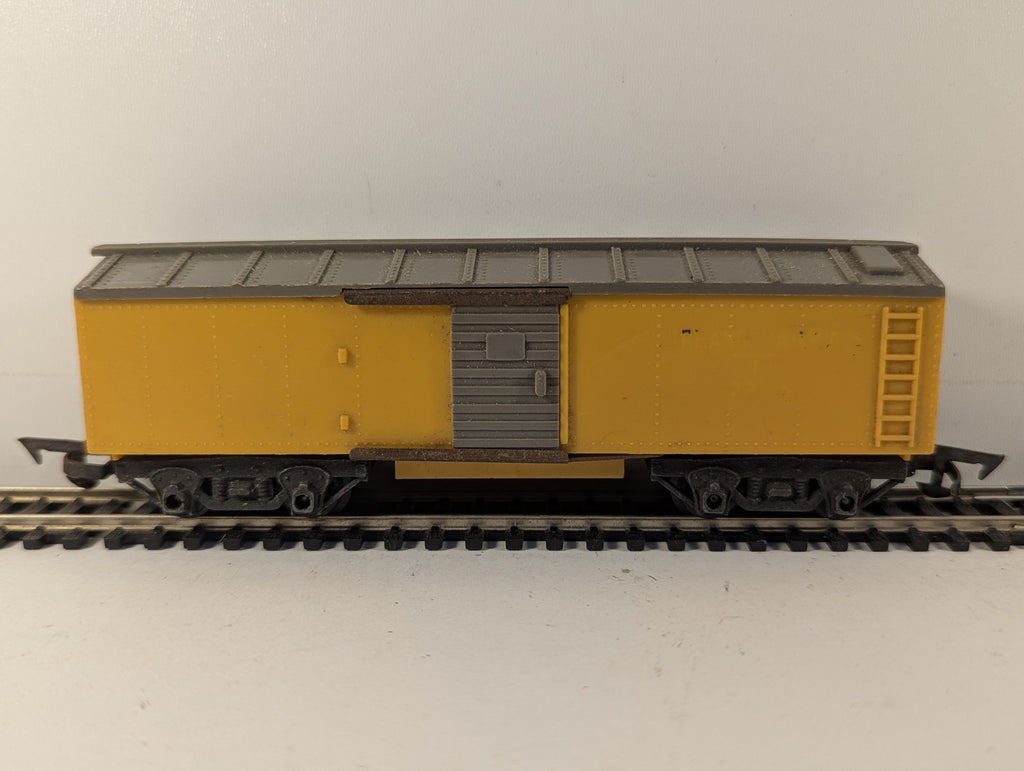 Triang Refrigerator Car Boxcar Yellow & Grey