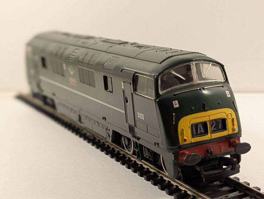Mainline OO Gauge Class 42 Warship D825 'Intrepid' Diesel Locomotive