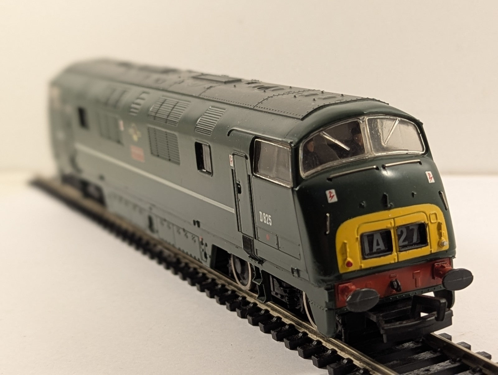 Mainline OO Gauge Class 42 Warship D825 'Intrepid' Diesel Locomotive