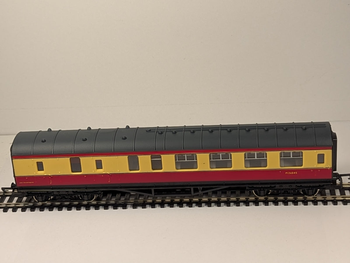 Hornby R438 OO Guage BR Brake Third Coach Blood & Custard - boxed