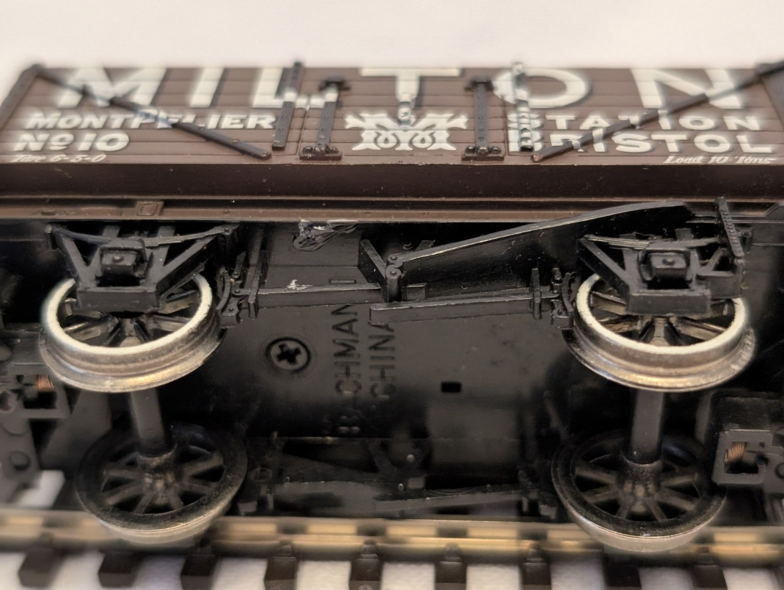 Bachmann OO Gauge 7 Plank Wagon 'Milton' Goods Wagon 10 Milton Brown