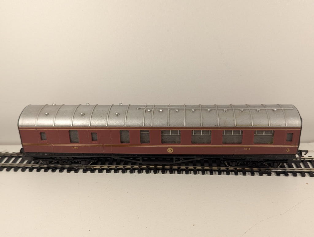 Hornby R.475 OO Gauge LMS Brake 3rd No. 5644 – Damaged