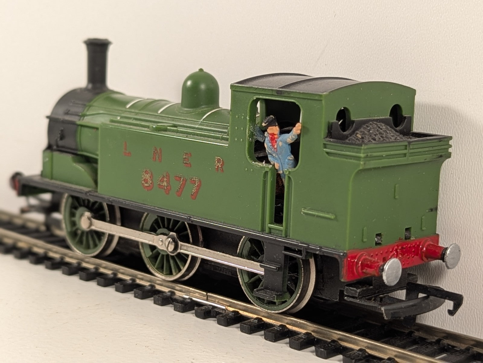 Hornby R2540 J83 Class Tank Locomotive LNER Lined Green