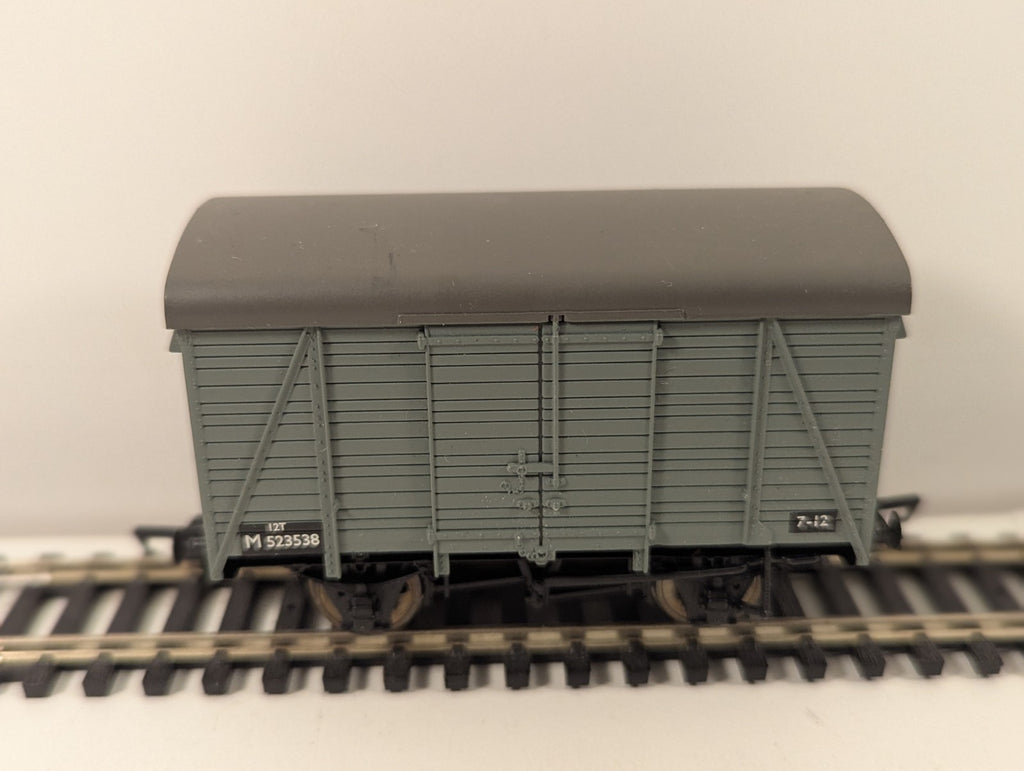 Hornby R1075 OO Gauge SR 12t Double Vent Van M16485