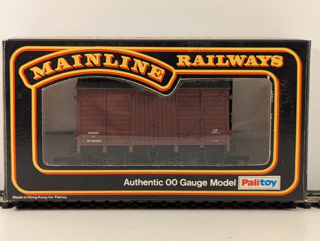 Mainline 37412 OO Gauge BR Bauxite 12T Mogo Van - Boxed