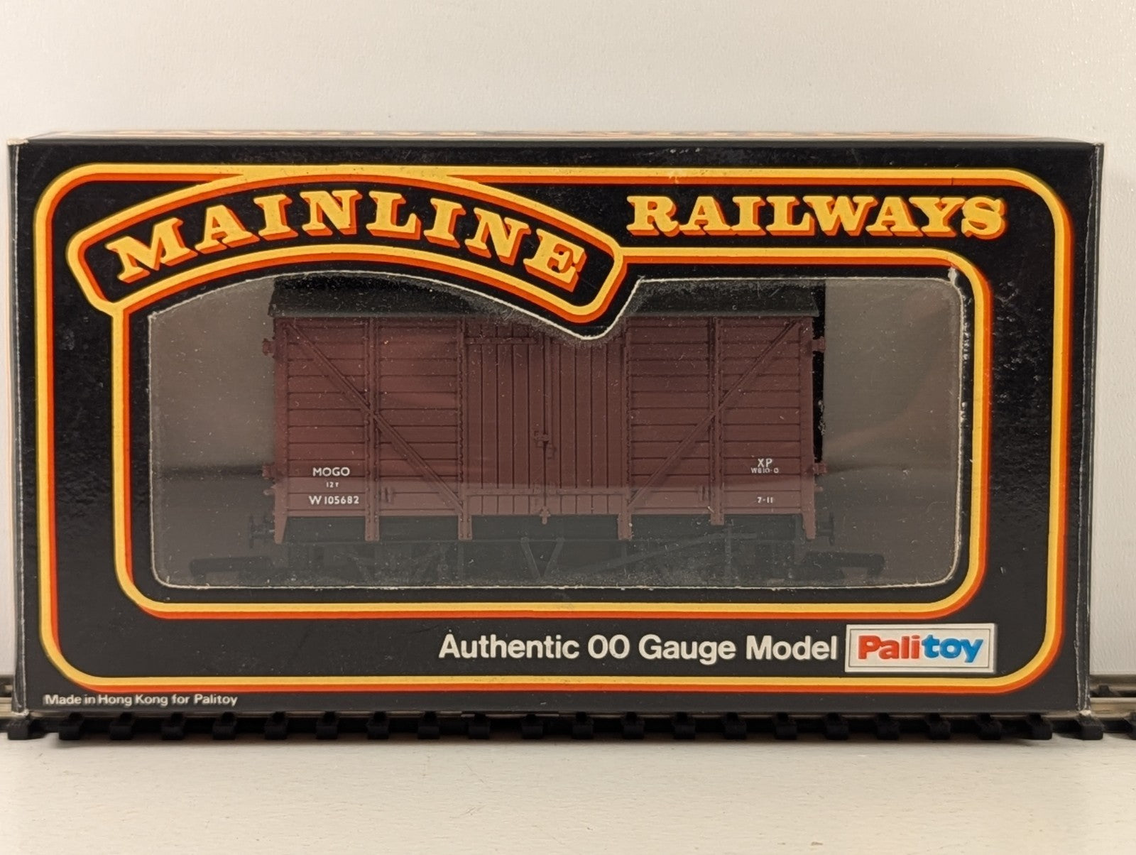 Mainline 37412 OO Gauge BR Bauxite 12T Mogo Van - Boxed