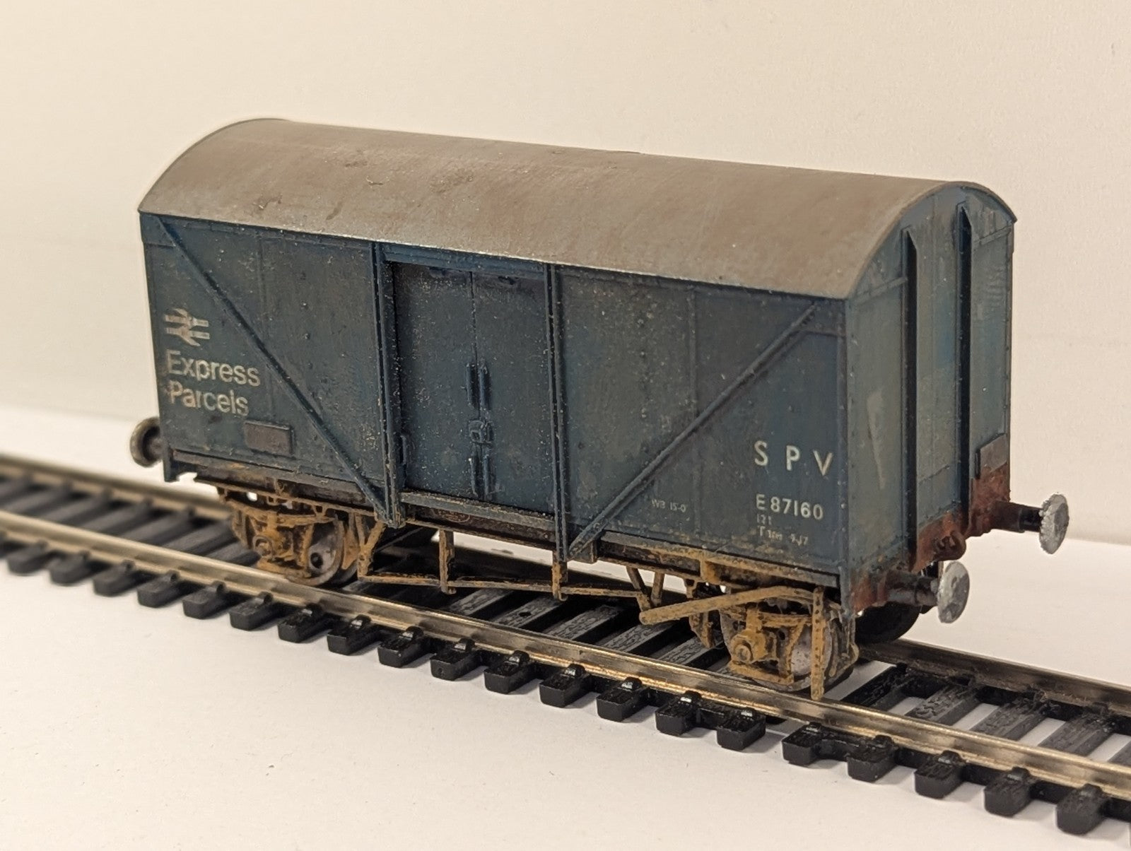 Hornby OO Gauge BR Blue SPV 12t Ventilated Van E87160 Weathered