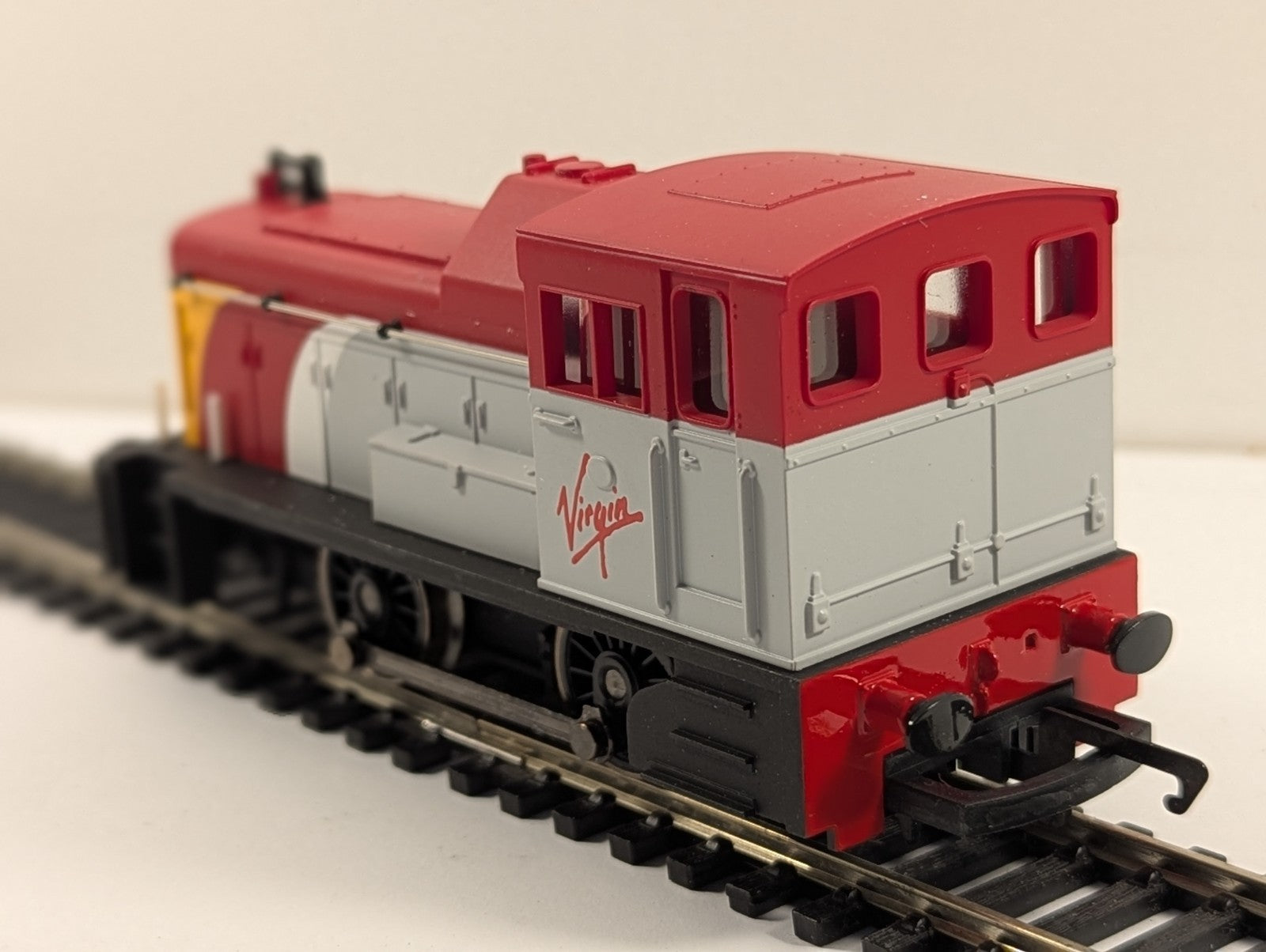 Hornby OO Gauge Class 06 Mechanical Shunter Diesel Locomotive Virgin