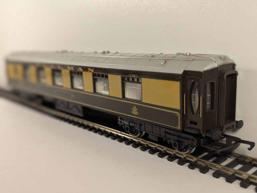 Hornby OO Gauge Lucille Pullman Car Passenger Coach Pullman Umber and Cream