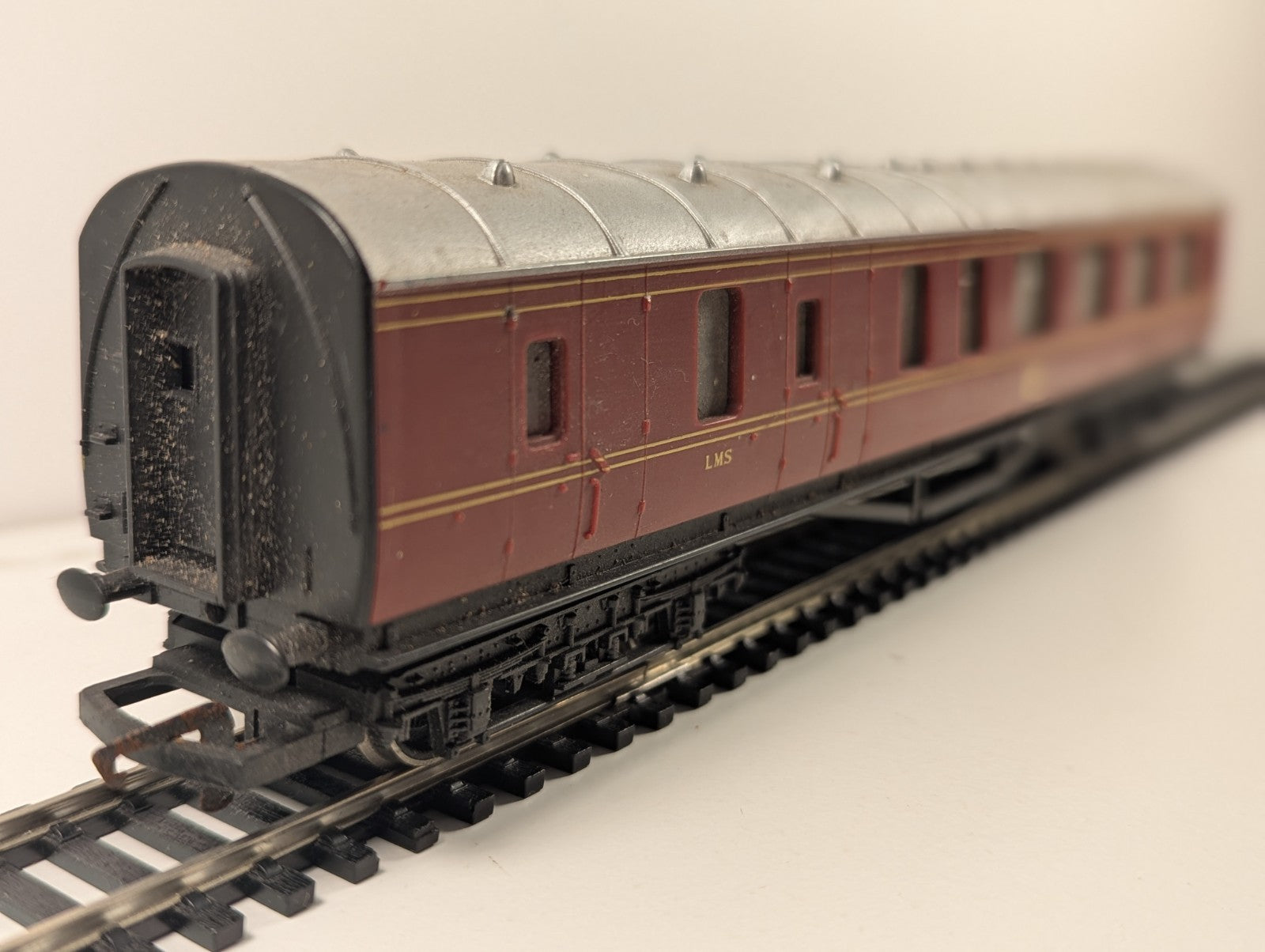 Hornby R.475 OO Gauge LMS Brake 3rd No. 5644 – Damaged