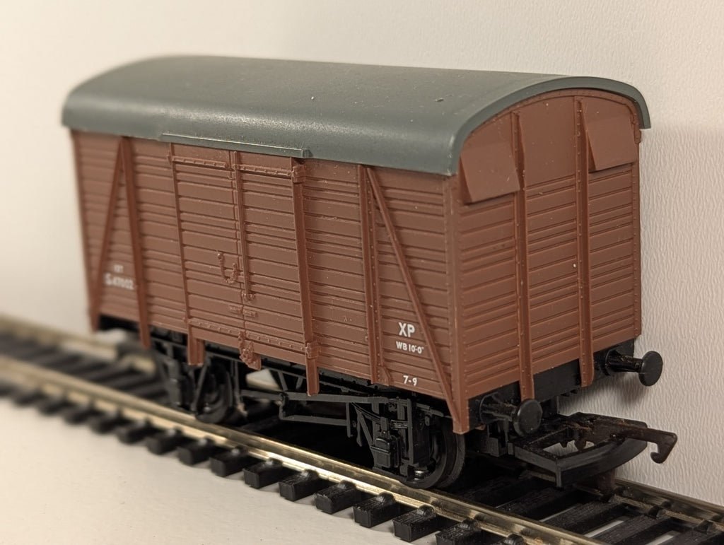 Mainline 37449 – 12T Double Vent Box Van S47002 (Brown, OO Gauge)