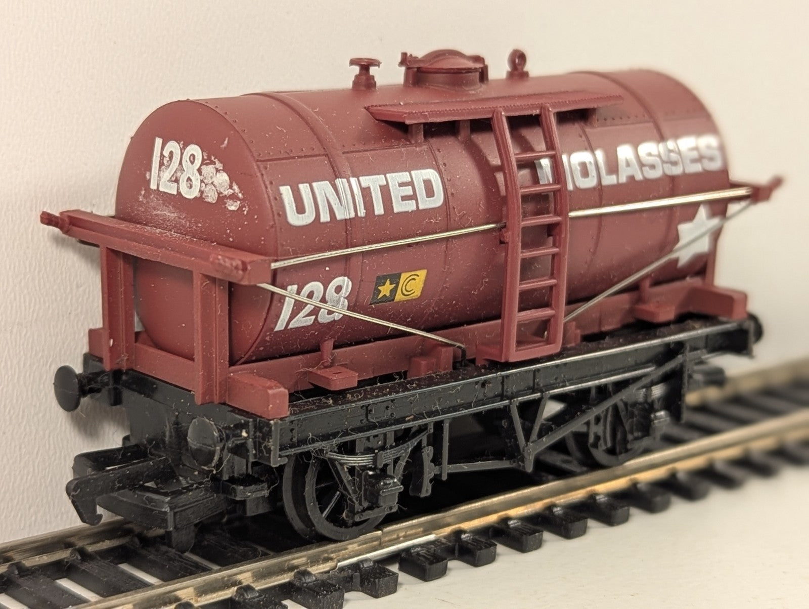 Mainline OO Gauge United Molasses 12 Ton Tanker Wagon