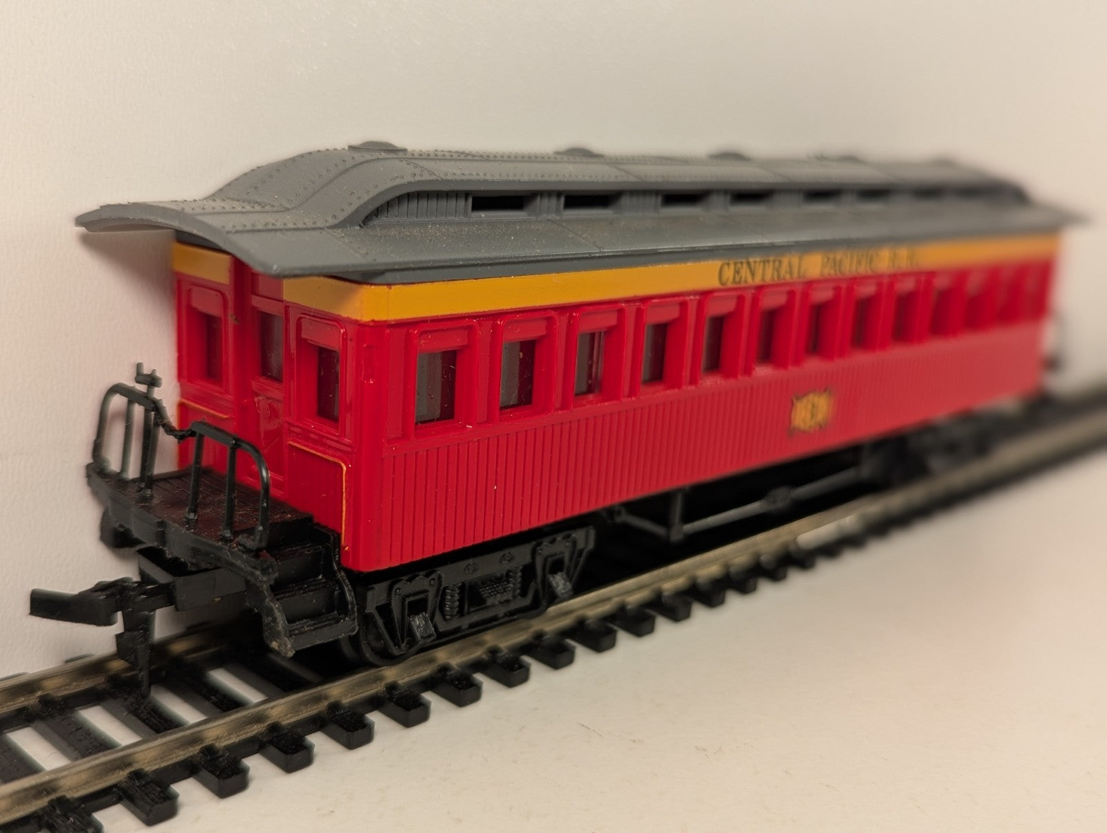 Bachmann 72924 HO Gauge Central Pacific 47ft Old Time Coach - Boxed