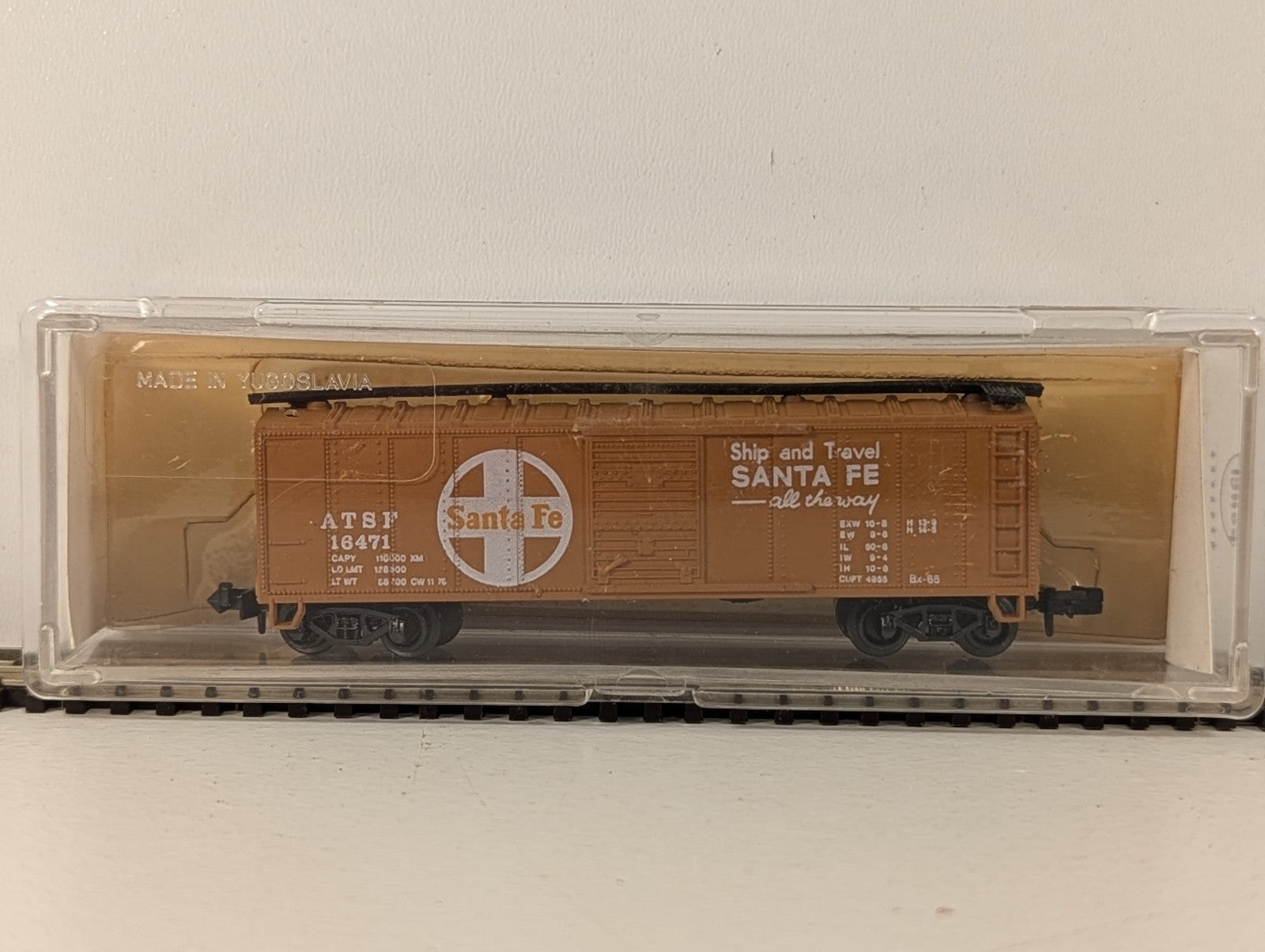 Model Power 3438 N Gauge Santa Fe ATSF Yellow Box Car - Boxed