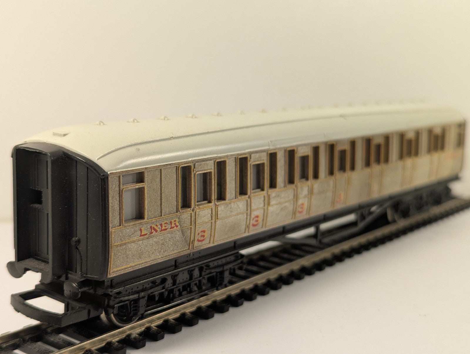 Hornby R4332 RailRoad OO Gauge LNER Teak Composite Coach