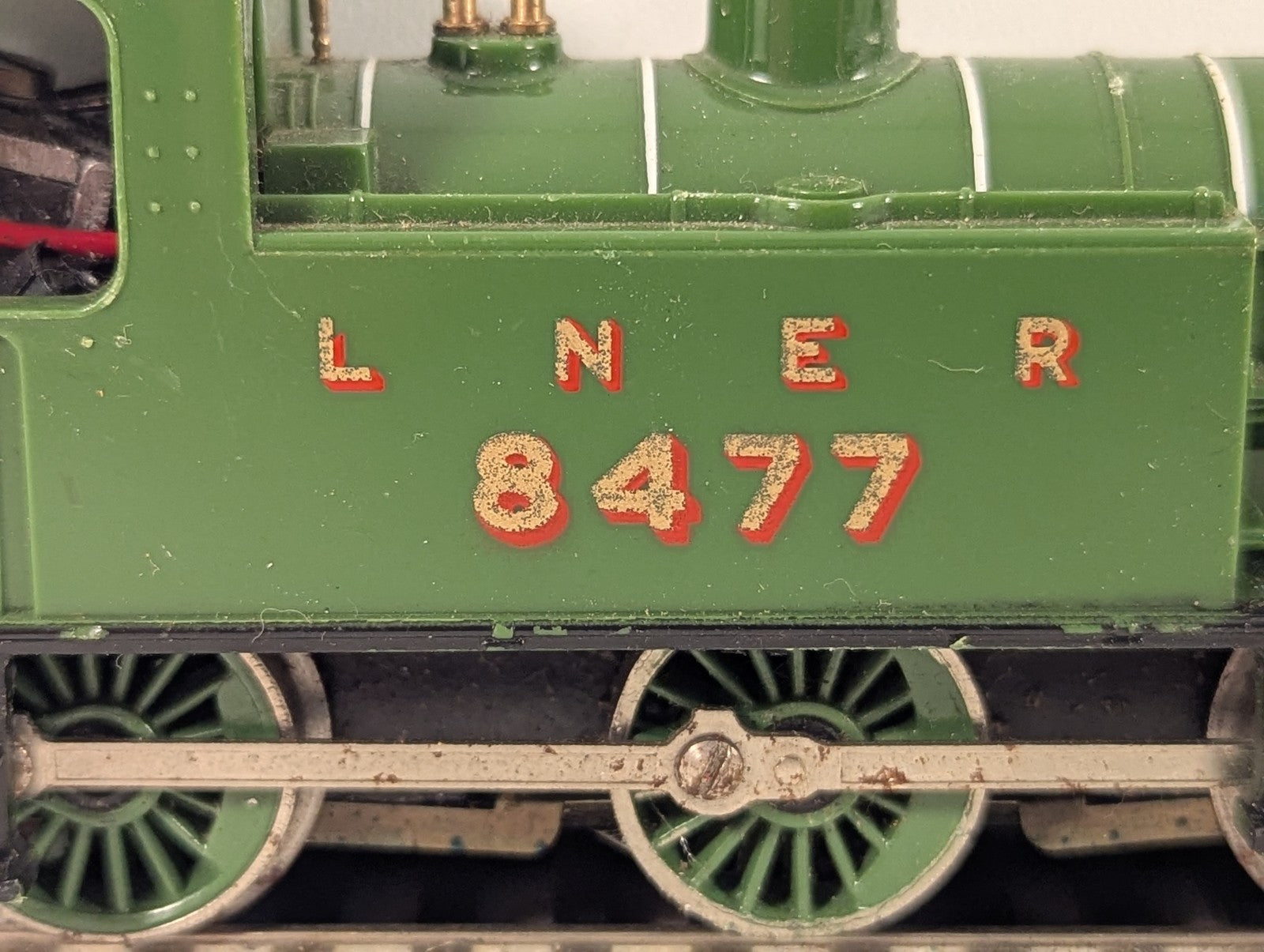 Hornby OO Gauge Class J83 0-6-0T Steam Locomotive 8477 LNER Green R316