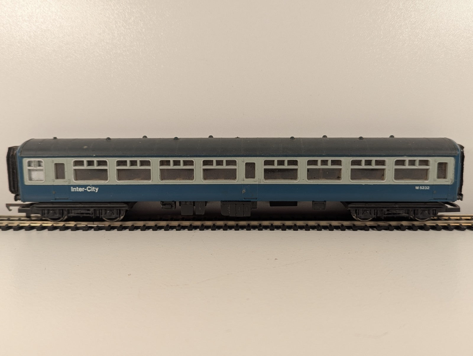 Hornby OO Gauge BR Mk2 InterCity composite Coach