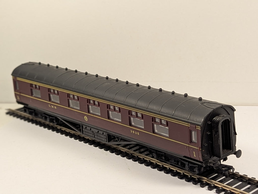 Airfix 54202 OO Gauge LMS 60ft Corridor 1st and 3rd Composite Coach