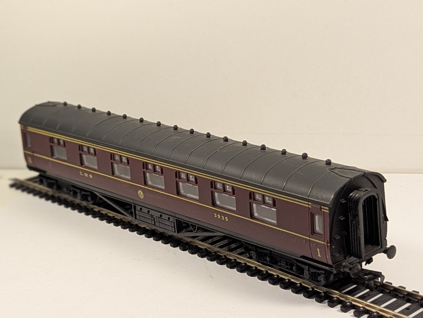 Airfix 54202 OO Gauge LMS 60ft Corridor 1st and 3rd Composite Coach