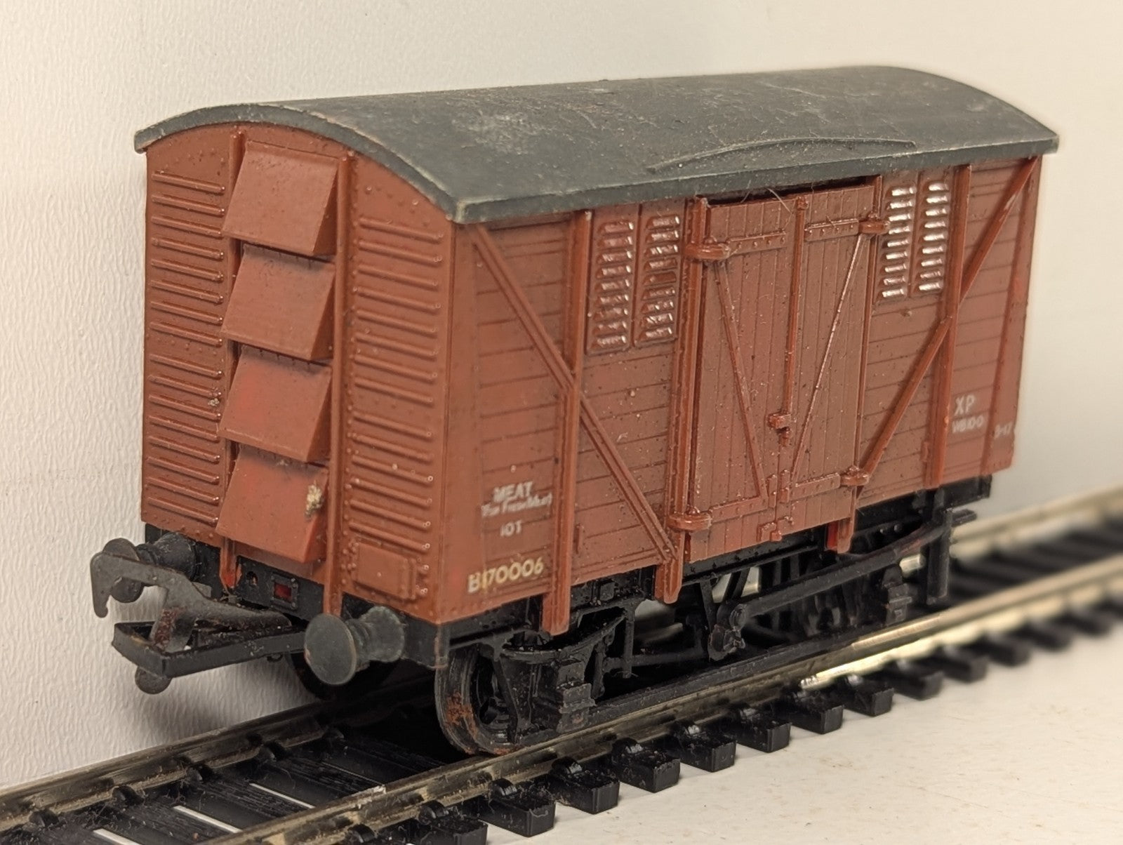 Airfix OO Gauge BR 10t Meat Van Goods Wagon B870006 BR Bauxite 5430