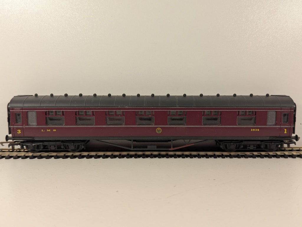Mainline OO Gauge LMS Maroon Corridor Composite Coach
