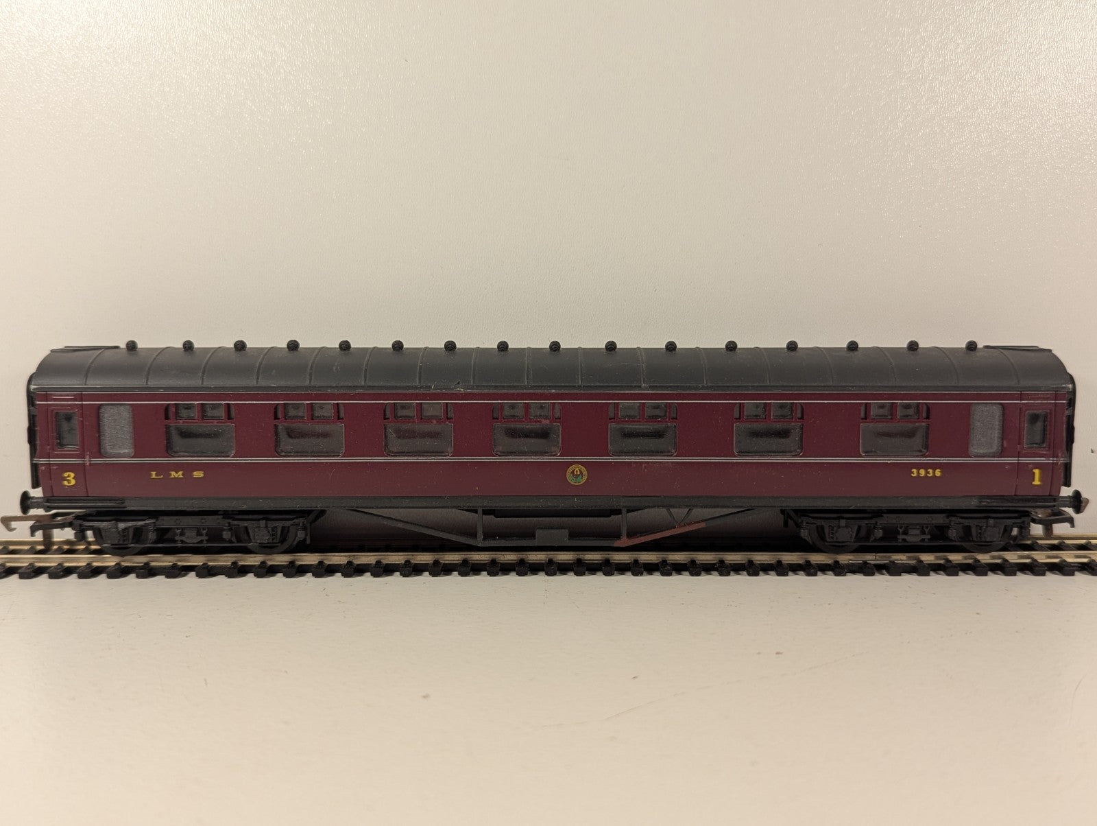 Mainline OO Gauge LMS Maroon Corridor Composite Coach