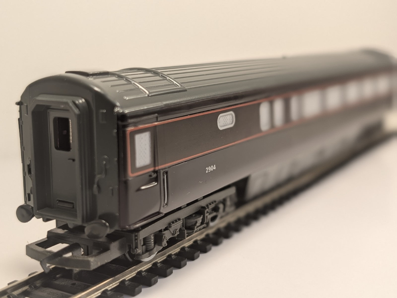 Hornby R455 OO Gauge BR Royal Train Mk3 “The Duke’s Coach” 2904
