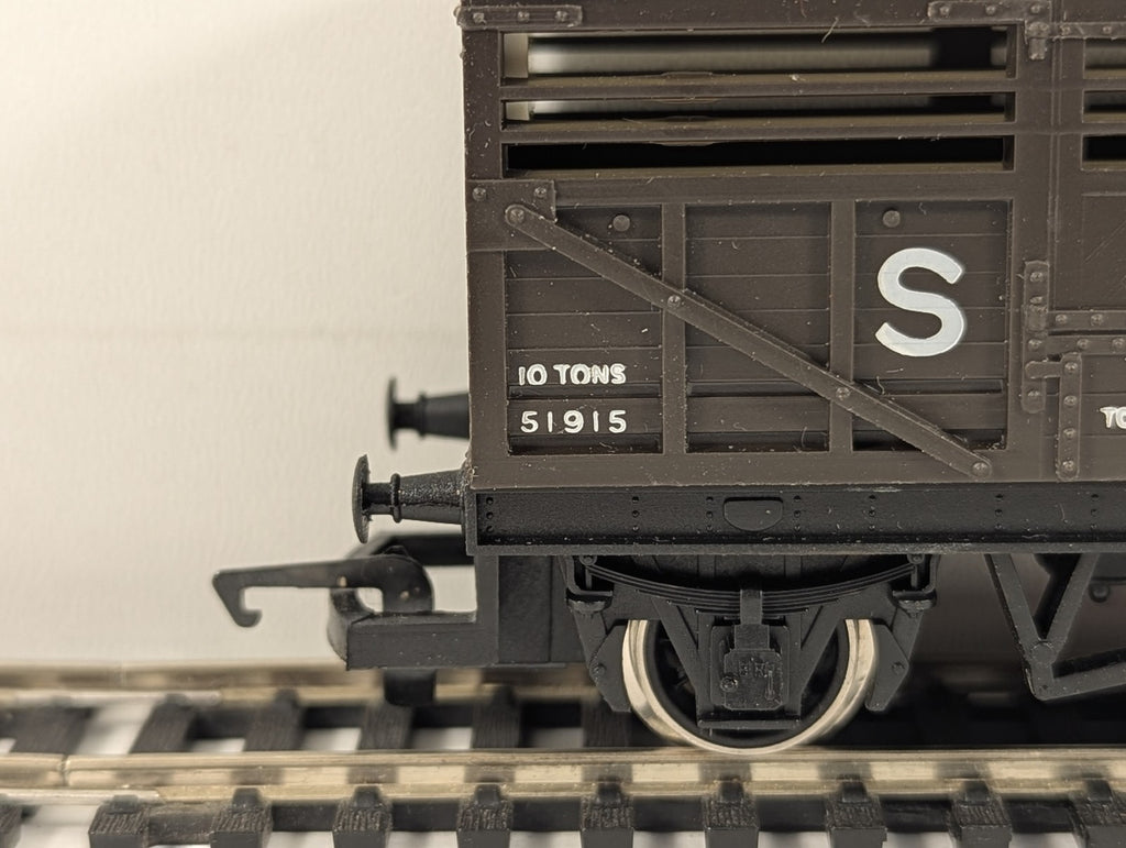 Hornby OO Gauge SR Cattle Wagon Goods Wagon 51915 SR Brown R564