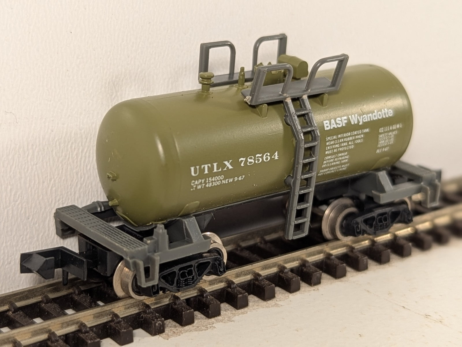 Atlas 3231-2.00 N Gauge Green Beercan Tank Car - Boxed