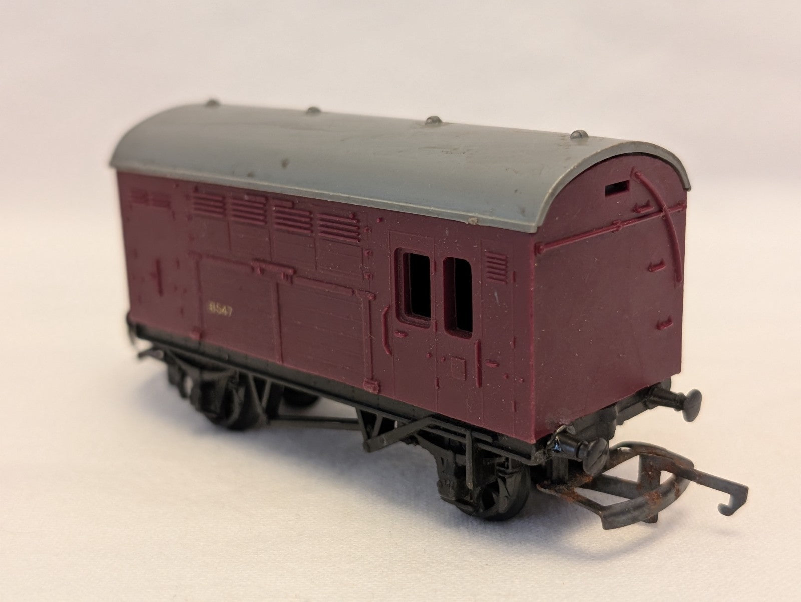 Tri-ang R123 OO Gauge BR Horse Box - Maroon