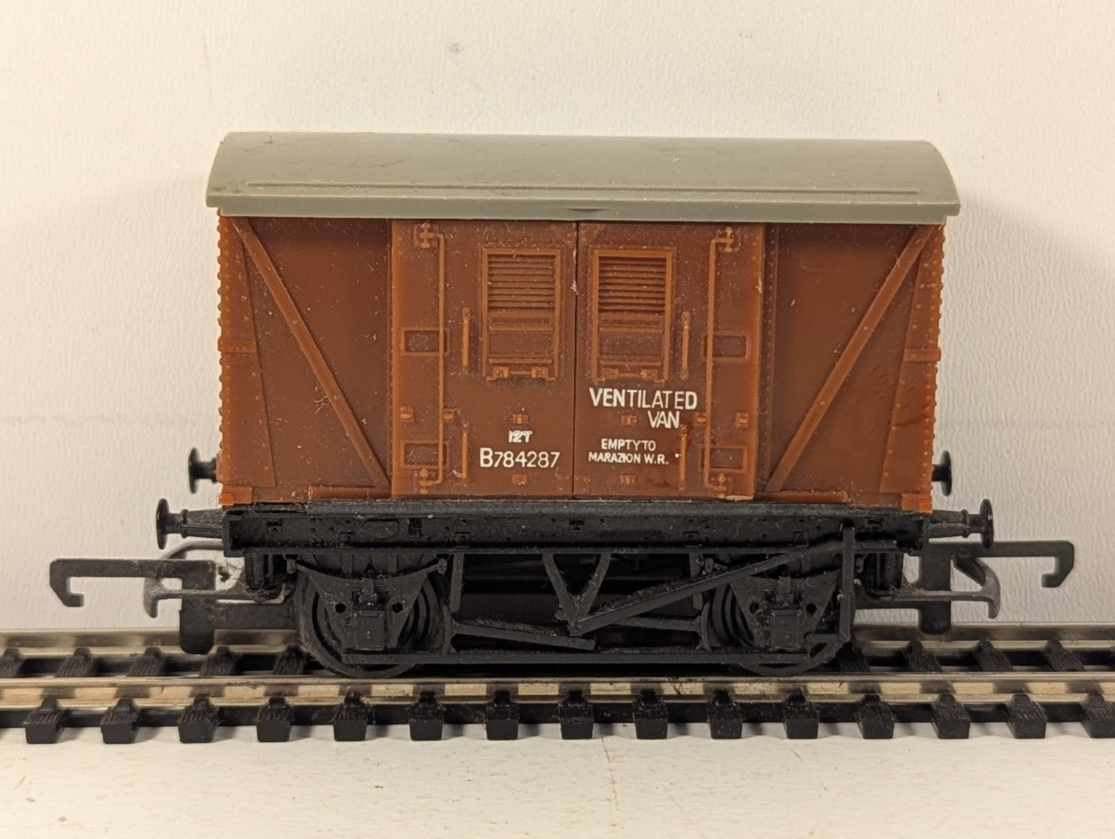 Hornby OO Gauge BR 12T Ventilated Van 'Marazion' Goods Wagon B78428