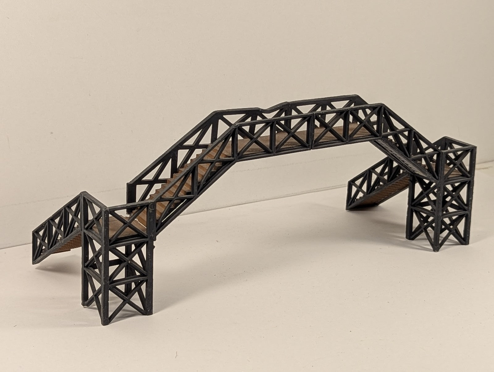 Hornby OO Gauge Station Footbridge Black and Brown R187