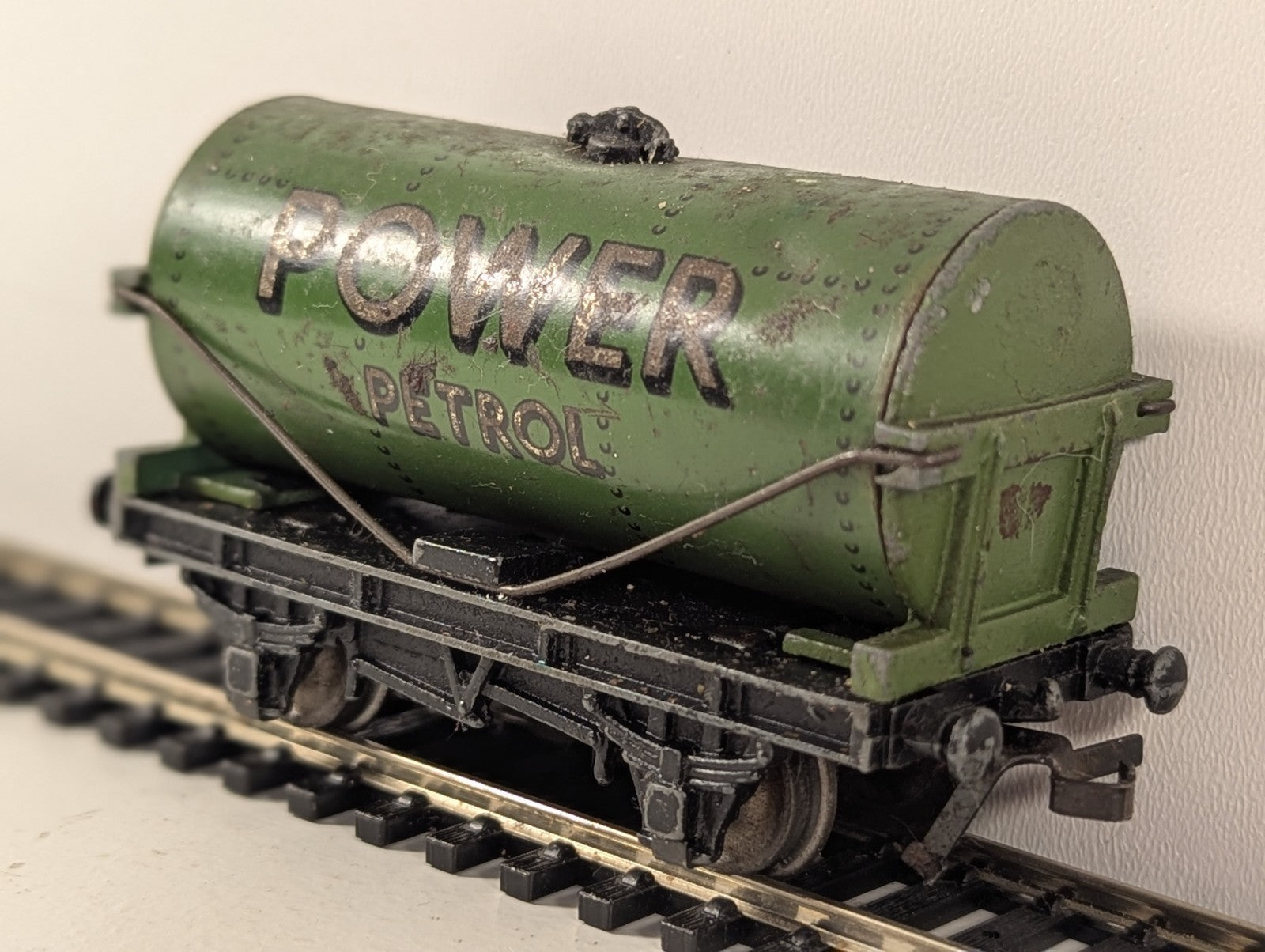 Hornby 32080 OO Gauge Power Petrol Tank Wagon