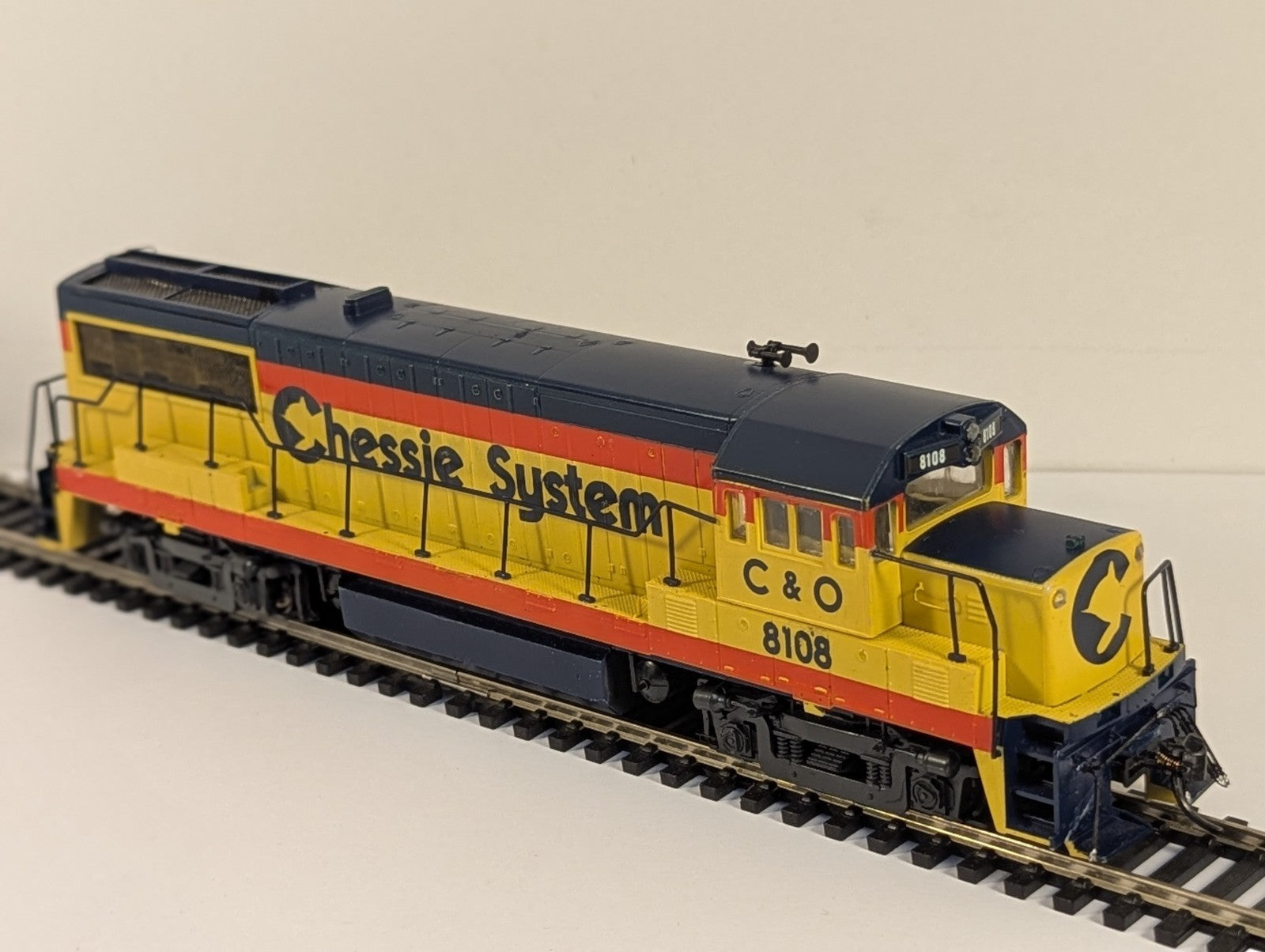 Kato GE U25B Diesel Locomotive Chessie System No. 8108 HO Gauge