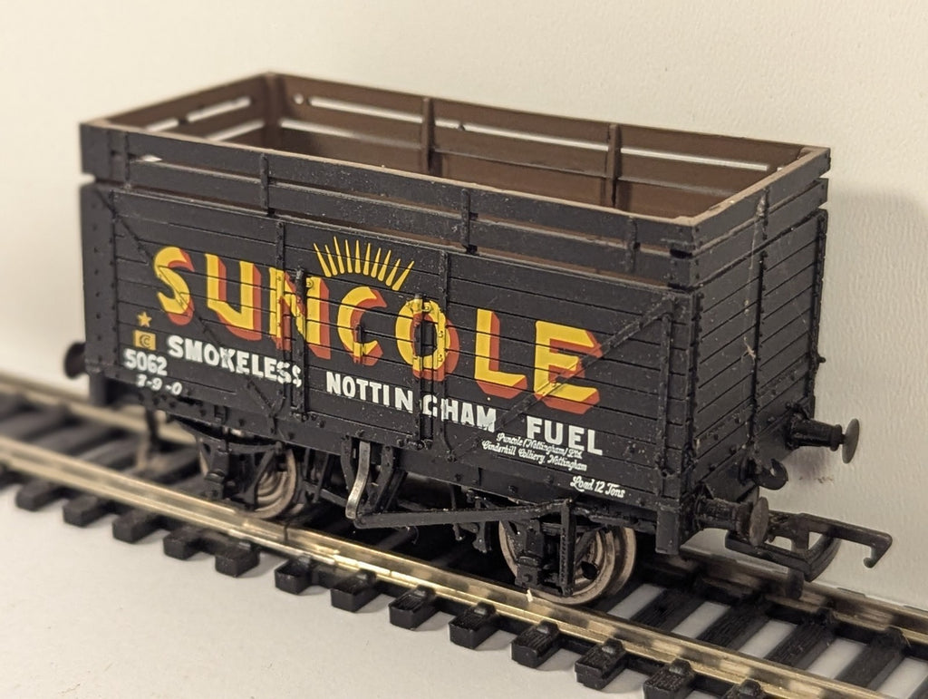 Bachmann Branchline OO Gauge Suncole 7 Plank Wagon with Coke Rails