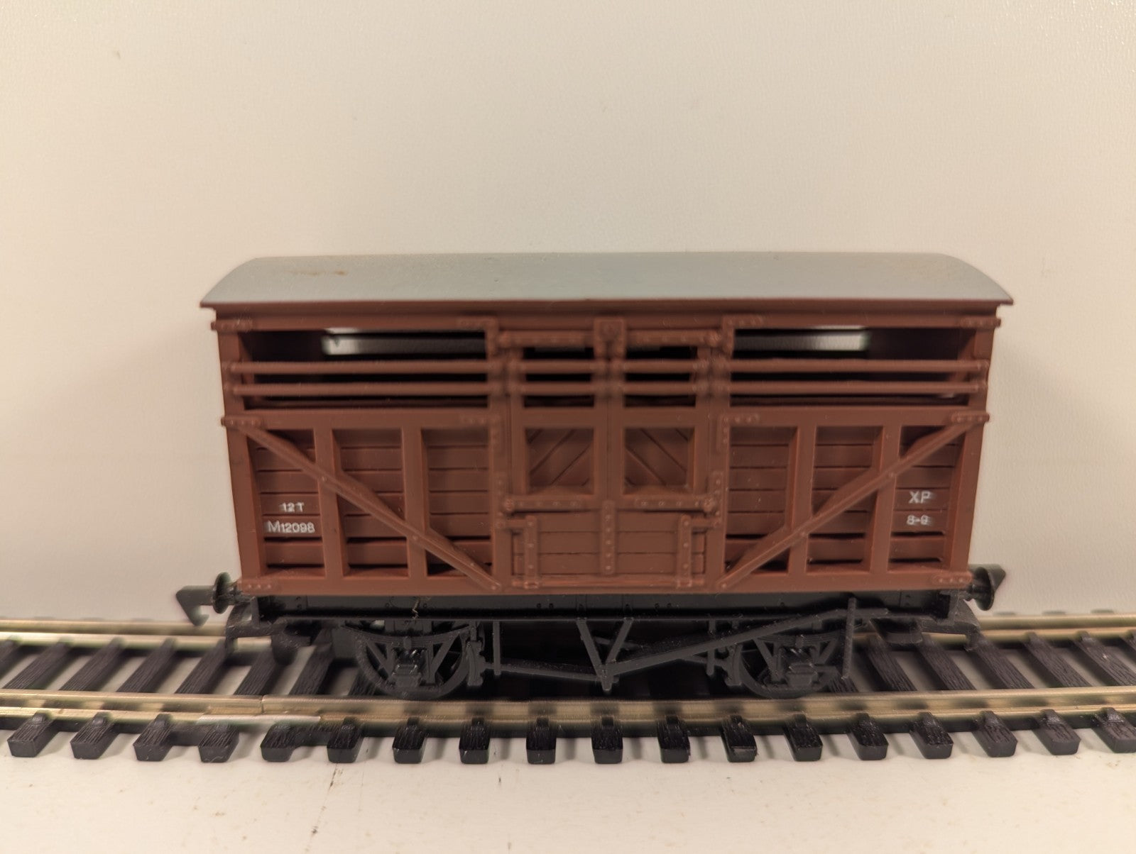 Mainline OO Gauge 37-143 Cattle Wagon BR Bauxite