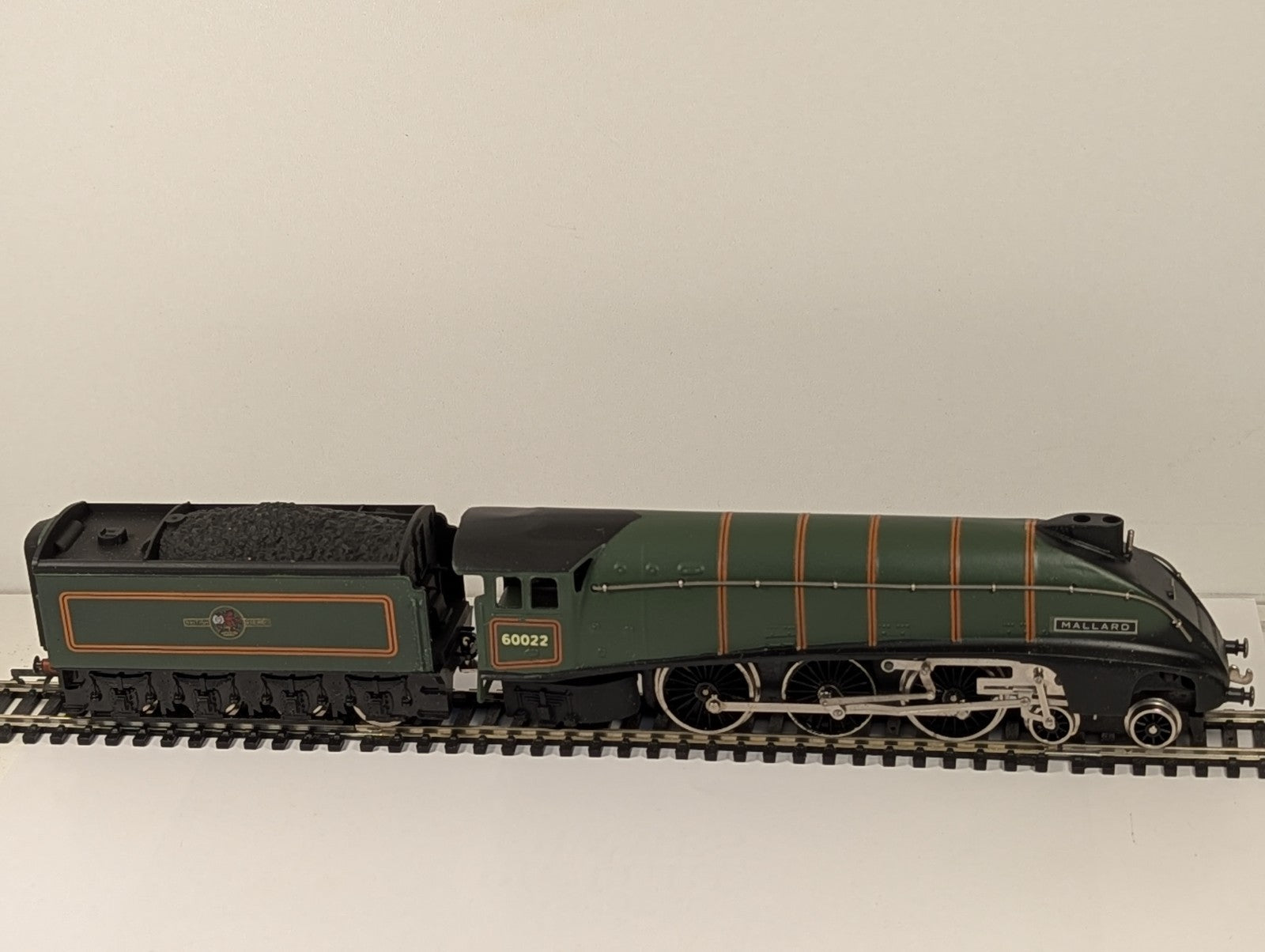 Wrenn W2211 OO Gauge Class A4 4-6-2 60022 “Mallard” BR Green