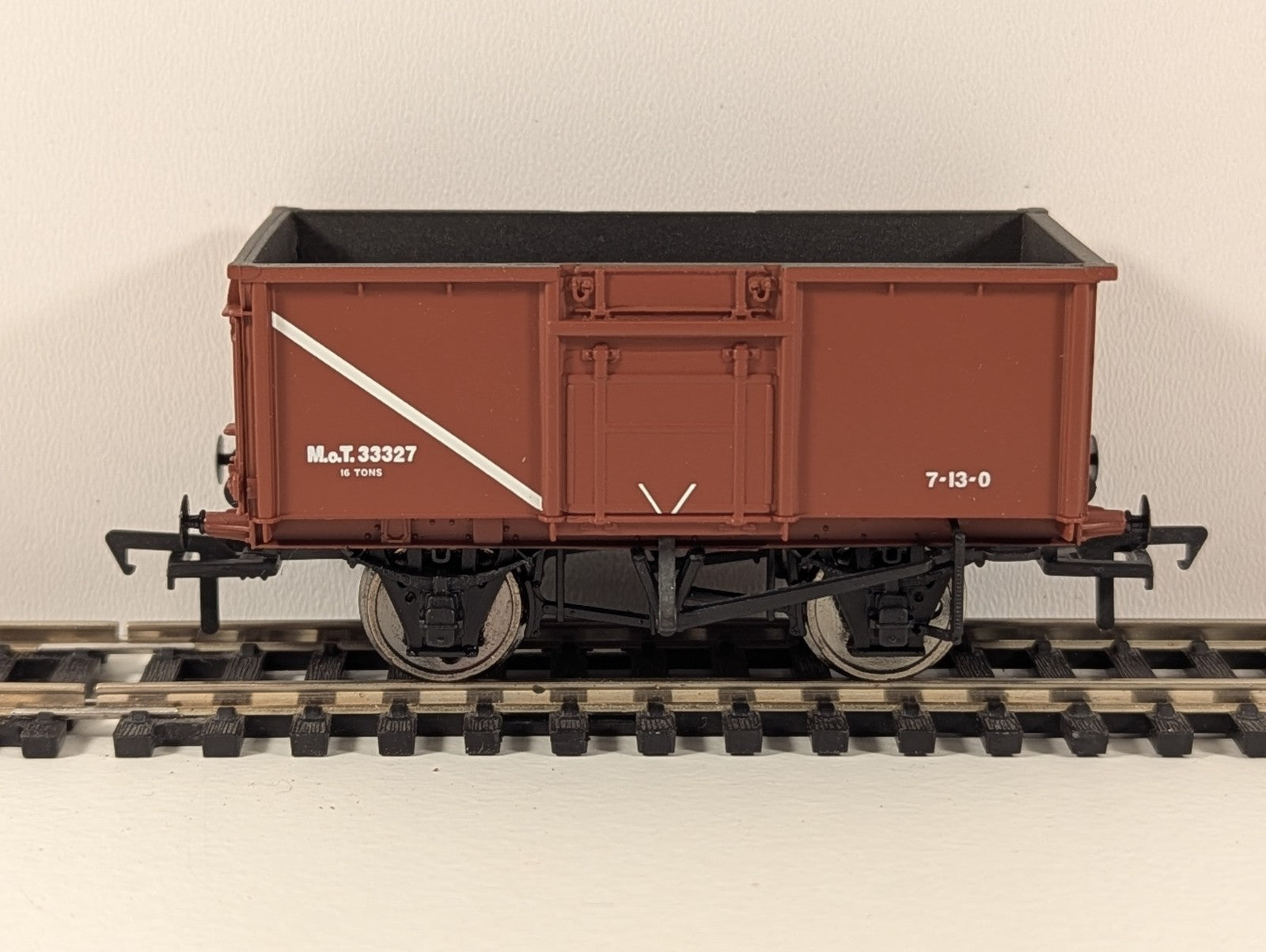 Bachmann 37-376A – 16T Pressed Steel Mineral Wagon No. 33327 (MOT Bauxite)