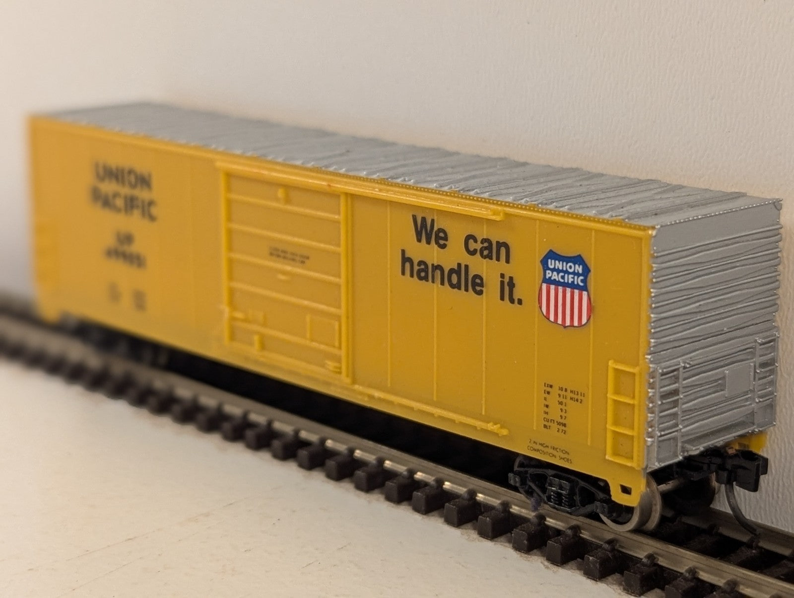 Life-Like N Scale 50ft Evans Plug Door Boxcar Union Pacific Yellow