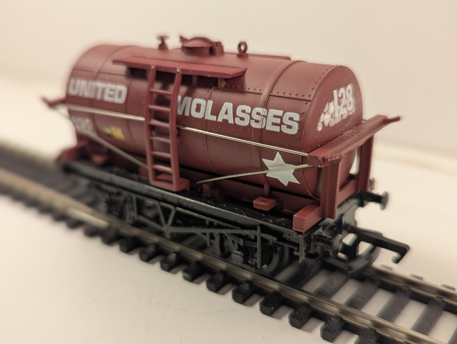 Mainline 12-Ton Tank Wagon in United Molasses Livery
