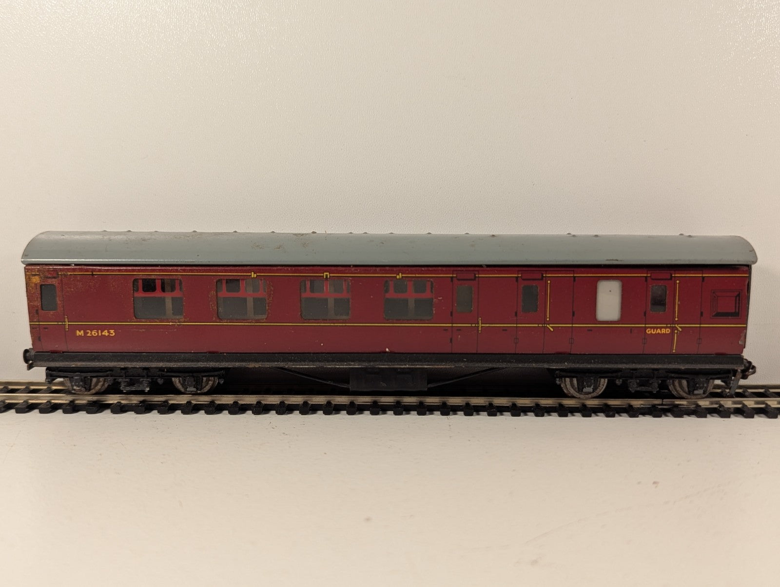 Hornby Dublo OO Gauge Maroon Brake Third Corridor Coach