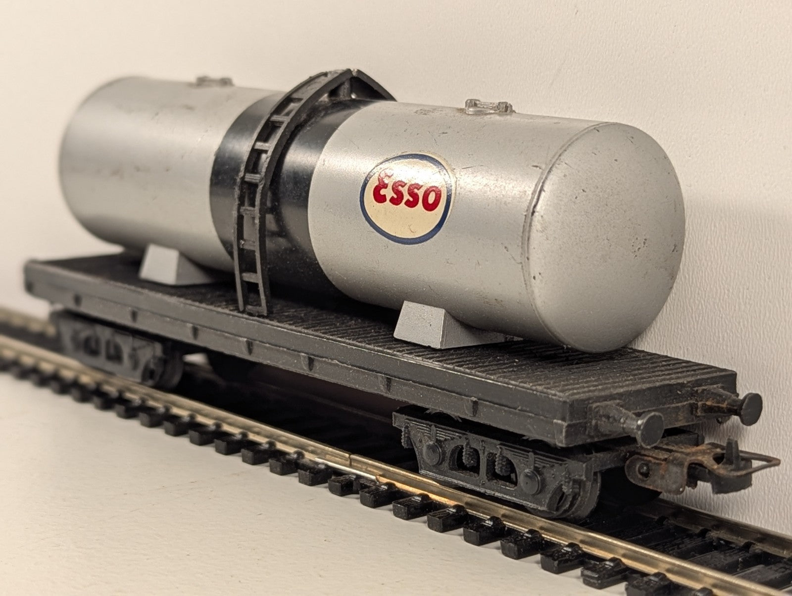 Lima OO Gauge Grey Esso Tank Wagon